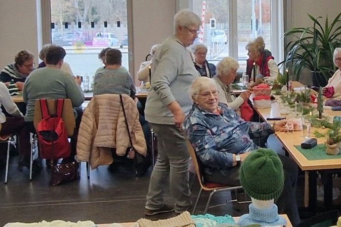 Sachspende : Mützen, Schals Strümpfe u.v.m./Strickfrauen aus der Region Bad Salzungen